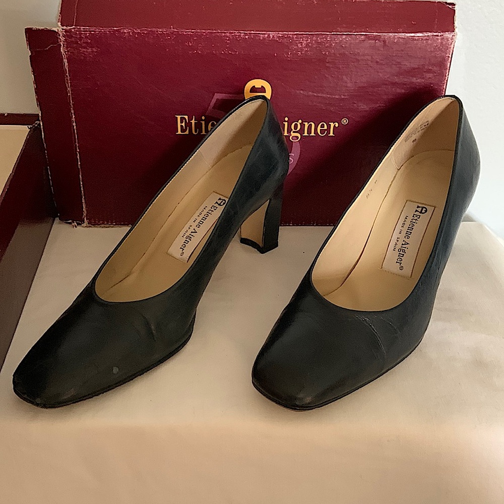 Etienne Ainger classic navy heels size 8-1/2 leather